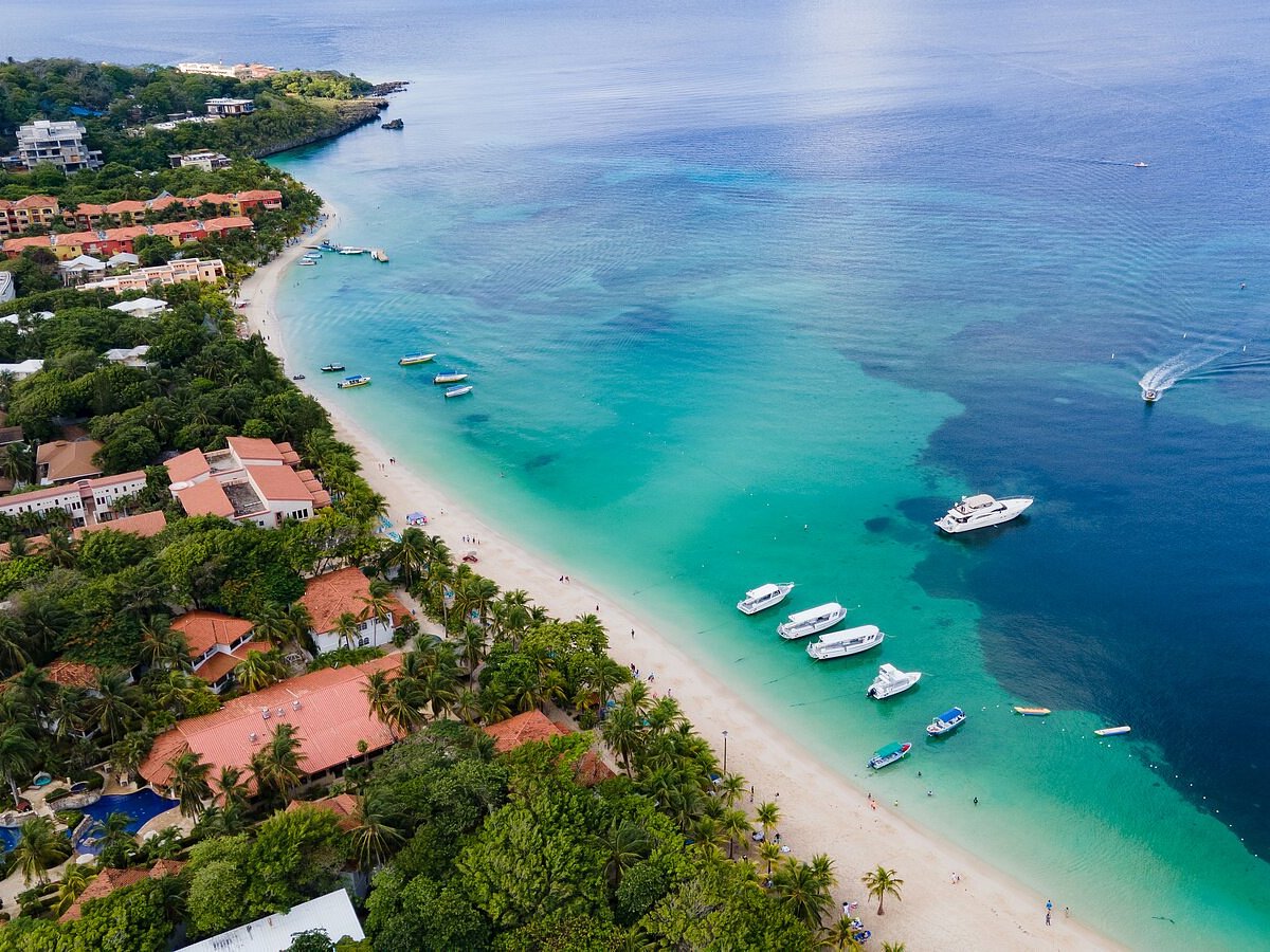 Vista del paisaje costero de Roatán